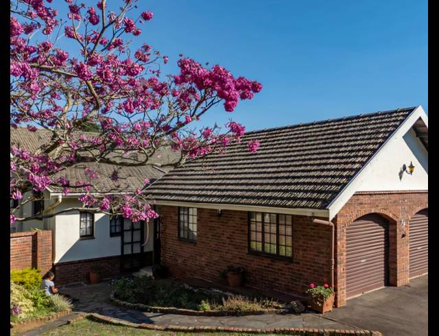 4 BEDROOM TOWNHOUSE TO LET IN HILLCREST CENTRAL